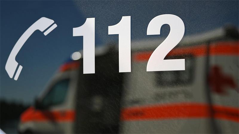 Ein 74-Jähriger wird nach einem schweren Fahrradsturz in ein Krankenhaus gebracht. (Symbolbild)