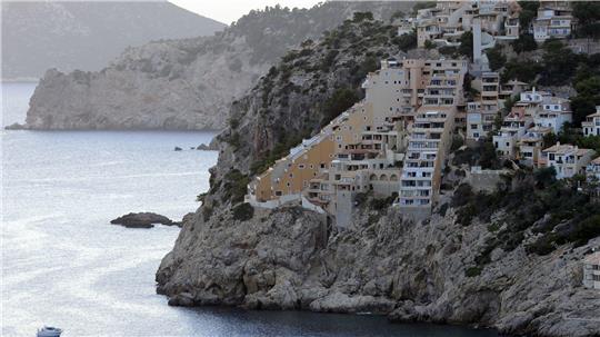 Ein 79-jähriger Deutscher hat in Port d’Andratx auf Mallorca wochenlang tot in seiner Mietwohnung in einer Apartmentanlage am Meer gelegen. (Archivbild)