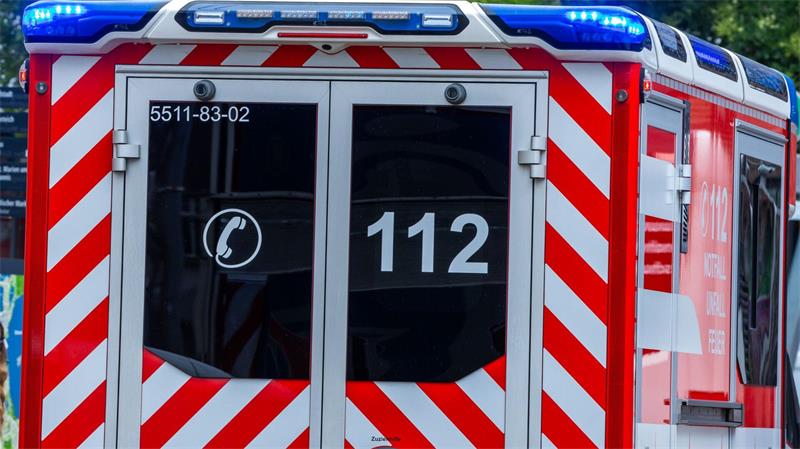 Ein 80-Jähriger kommt nach dem Hubschrauberunfall in ein Krankenhaus. (Symbolbild)