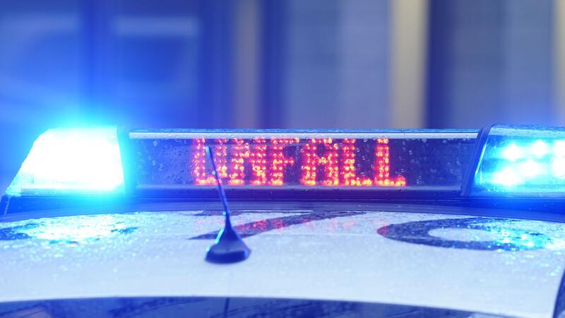 Das Dach eines Polizeifahrzeugs mit Blaulicht und der Aufschrift „Unfall“.