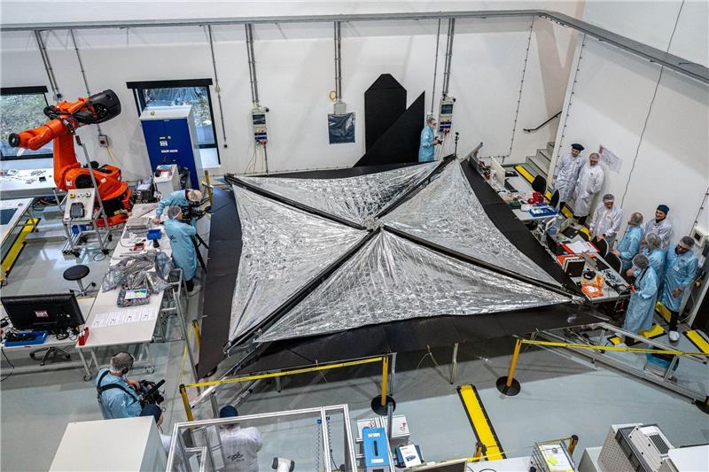 Für weniger Schrott im All: Satelliten-Bremssegel getestet Ein ADEO-L Segel der Firma HPS wird beim DLR-Institut für Raumfahrtsysteme in Bremen getestet.