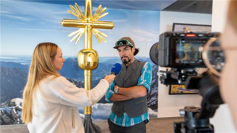 Zugspitze glänzt wieder - Gipfelkreuz neu vergoldet zurück Ein Abbild des Kreuzes von Künstler Bernhard Rieger in der Bergstation ist offiziell für Aufkleber zugelassen. (Archivbild)