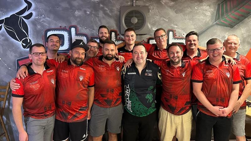 Dart-Profi hat in Lengde jede Menge Spaß Ein Abend mit hohem Geselligkeitsfaktor: Dart-Profi Brendan Dolan (in Schwarz-Grün) verbringt im Lengder Sportheim ein paar lockere Stunden mit den Ohebach Bulls.