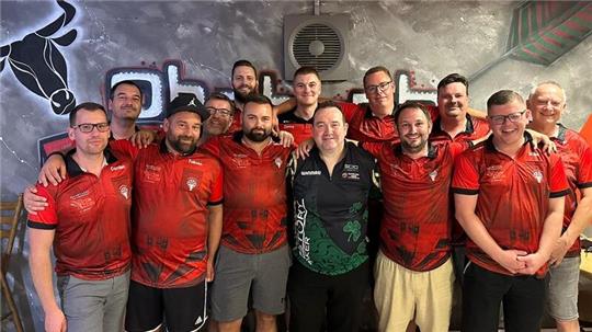 Ein Abend mit hohem Geselligkeitsfaktor: Dart-Profi Brendan Dolan (in Schwarz-Grün) verbringt im Lengder Sportheim ein paar lockere Stunden mit den Ohebach Bulls.