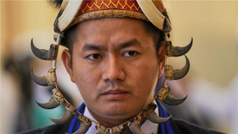 Ein Abgeordneter der Naga-Ethnie, der einen traditionellen Naga-Hut trägt, kommt zu einer Sitzung im Unterhaus des Parlaments in Naypyitaw, Myanmar.