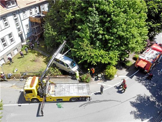 Ein Abschlepper hebt das Unfallauto aus dem Bach. Die Feuerwehr stellt sicher, dass der Van nicht anfängt, zu brennen, und verhindert auch eine Wasserverschmutzung. Das durchbrochene Brückengeländer (Foto rechts) muss weggeflext werden.  Fotos: Neuendorf