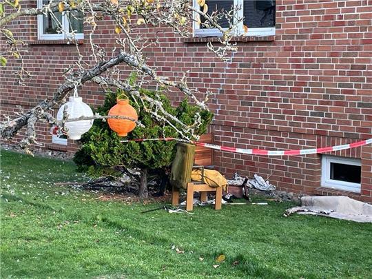Ein Absperrbrand der Polizei hängt vor dem Haus, in dem am Donnerstagabend eine Frau (85) ums Leben kam. Foto: Heine