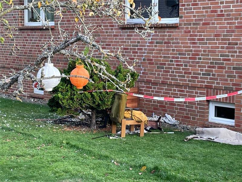 Brand in Langelsheimer Wohnung: Feuerwehr findet leblose Frau (85) Ein Absperrbrand der Polizei hängt vor dem Haus, in dem am Donnerstagabend eine Frau (85) ums Leben kam. Foto: Heine