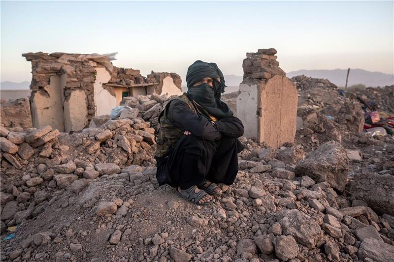 Neue Beben in Afghanistan - Hoffnung auf Überlebende sinkt Ein Afghane sitzt in den Trümmern seines Hauses im Bezirk Zenda Jan in der Provinz Herat.