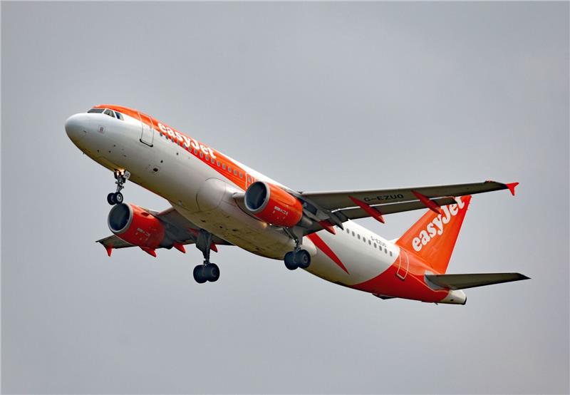 Easyjet streicht 1700 Flüge im Sommer Ein Airbus A320-214 (G-EZUO) der britischen Fluggesellschaft EasyJet über London.