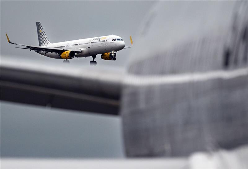 Ein Airbus A321-231 der Fluggesellschaft Vueling landet auf dem Flughafen Berlin Brandenburg hinter einer stillgelegten Boeing 767 der Fluggesellschaft Star Air.