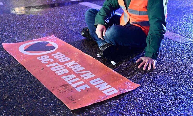 Fridays for Future kritisiert Letzte Generation Ein Aktivist hat sich mit einer Hand auf einer Straße festgeklebt. Aktivisten der "Letzten Generation" blockierten in Ludwigsburg im Berufsverkehr eine Durchgangsstraße.