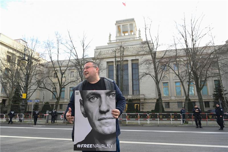 Ein Aktivist steht mit einem Plakat von Kremlkritiker Alexej Nawalny vor der russichen Botschaft in Berlin und protestiert.