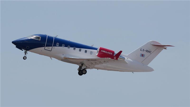 Ein Ambulanzflugzeug startet in Kap Verde mit evakuierten Patienten vom Kreuzfahrtschiff „Hondius“ vom Flughafen. 