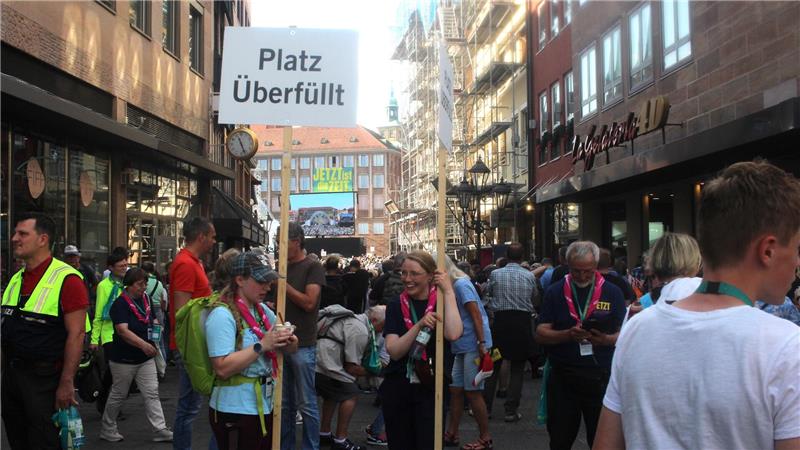 Ein Anblick, den gestandenen Kirchentag-Teilnehmer durchaus kennen: So wird es auch in der City von Hannover supervoll werden. Die Foto stammt vom Kirchentag in Nürnberg, 2023.