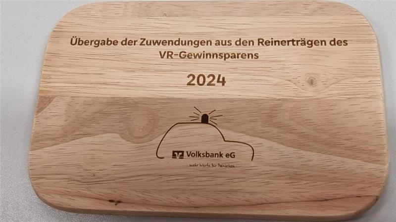 Kinder- und Jugendgruppen bekommen 5200 Euro Spende der Volksbank Ein Andenken zum Sammeln: Statt Papierschecks gibt es ab jetzt Frühstücksbrettchen.