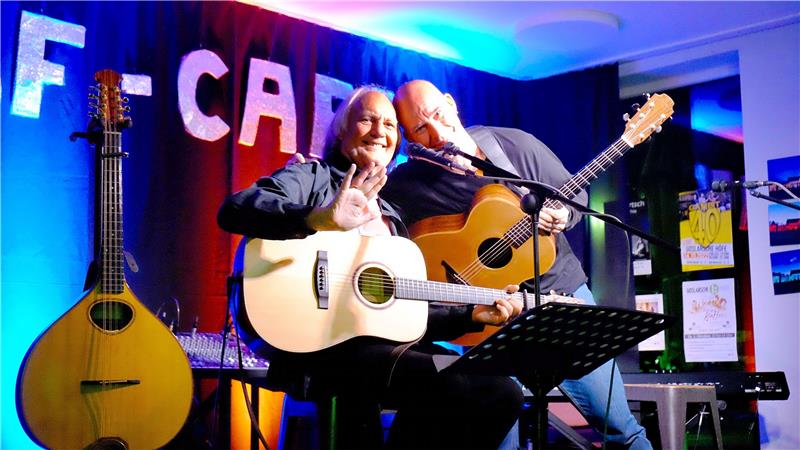 Kerlin und Kommnick spielen auf den Goslarschen Höfen Ein Angebot, das der Fotograf nicht ausschlagen kann: Peter Kerlin (li.) und Jens Kommnick machen alles mit und bestreiten in der familiären Atmosphäre eines Wohnzimmerkonzerts auf den „Höfen“ ein Konzert zum Mitgehen und Wegträumen. Foto: Zietz