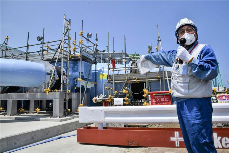 Letzte Inspektion vor Entsorgung von Fukushima-Kühlwasser Ein Angestellter erklärt die Anlage, mit der aufbereitetes radioaktives Wasser aus dem Kernkraftwerk Fukushima ins Meer geleitet werden soll.