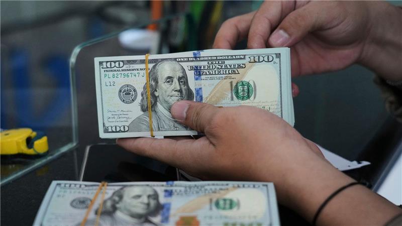 Bilder des Tages Ein Angestellter zählt US-Dollar-Noten in einer Wechselstube.