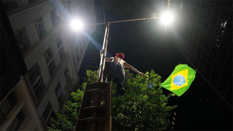 Ein Anhänger des brasilianischen Präsidenten Luiz Inácio Lula da Silva hält eine Flagge.