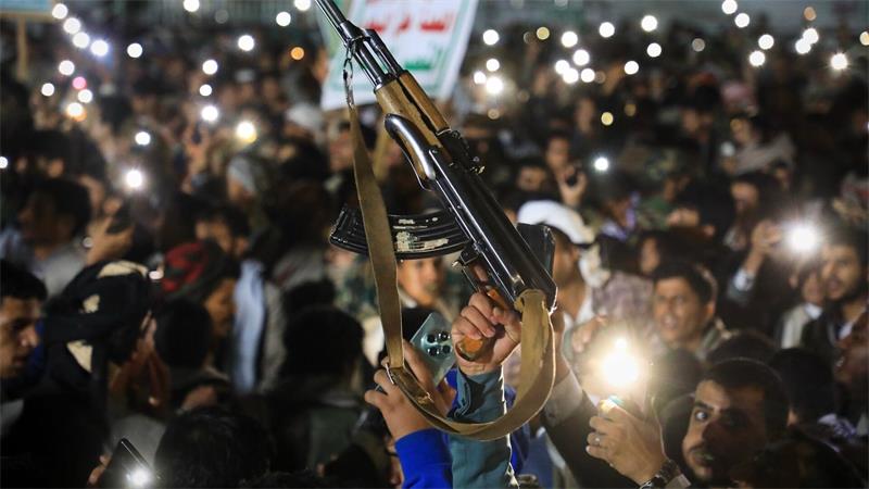 Ein Anhänger reckt ein AK-47-Gewehr in die Höhe während einer Kundgebung, die von den jemenitischen Huthi-Rebellen in der von den Huthis kontrollierten jemenitischen Hauptstadt Sanaa organisiert wurde, um die Eroberung der Insel Mayun in der strategisch wichtigen Meerenge von Bab el-Mandeb zu feiern.