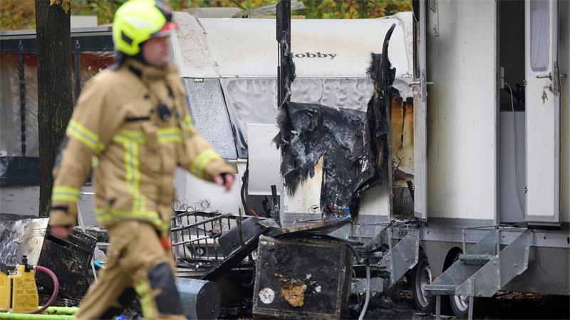 Feuer auf Freimarkt - Flammen zerstören Anhänger Ein Anhänger wurde komplett zerstört.