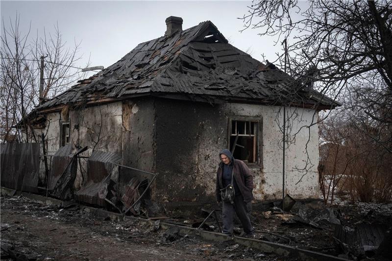 Krieg gegen die Ukraine: So ist die Lage Ein Anwohner geht an einem Haus vorbei, das von einem russischen Raketenangriff beschädigt wurde.