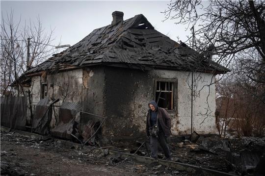 Ein Anwohner geht an einem Haus vorbei, das von einem russischen Raketenangriff beschädigt wurde.