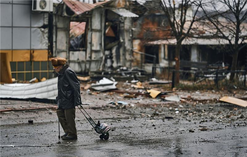 Krieg gegen die Ukraine: So ist die Lage Ein Anwohner geht auf einer Straße voller Trümmer.