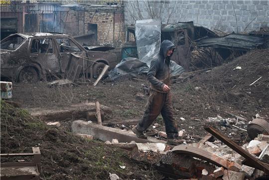 Ein Anwohner geht im Hof eines kleinen Geschäfts in Kramatorsk spazieren, das nach einem russischen Angriff beschädigt wurde.