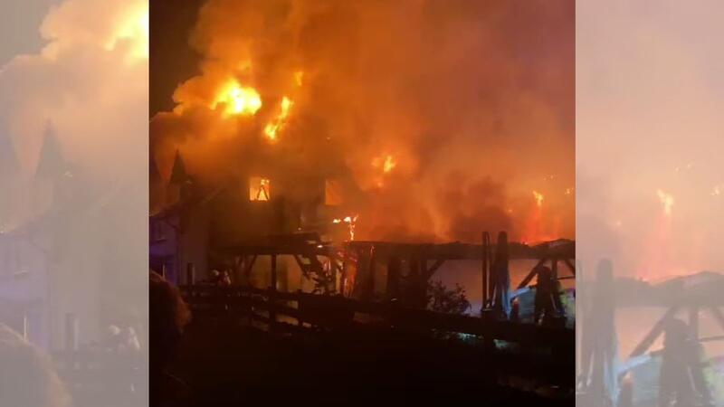 Feuer zerstört Wohnhäuser in Vienenburg - zwölf Bewohner ohne Bleibe Ein Anwohner hat den verheerenden Brand in der Nacht in Vienenburg aufgenommen.