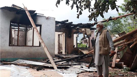 Ein Anwohner im indisch kontrollierten Kaschmir steht neben einem Haus, das durch pakistanischen Artilleriebeschuss beschädigt worden sein soll. (Foto Archiv)
