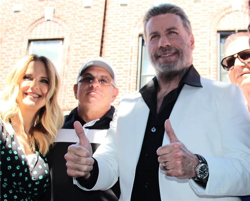 Hollywood-Andenken in den USA teuer versteigert Ein Anzug, der von US-Hollywood-Star John Travolta (r) im Kultfilm «Saturday Night Fever» getragen wurde, wurde für rund 235.000 Euro versteigert.