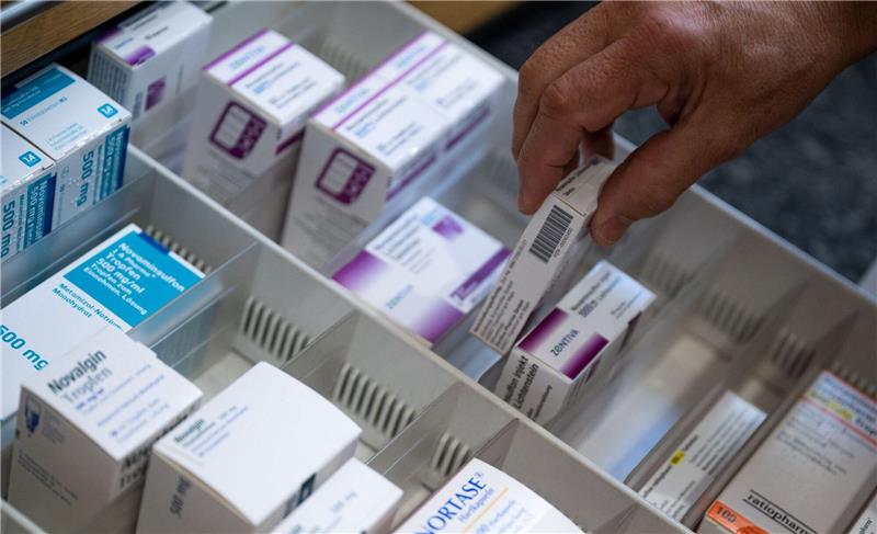 Ärzte warnen vor schlechterer Arzneimittelversorgung Ein Apotheker holt eine Medikamentenverpackung aus einer Schublade in einer Apotheke.