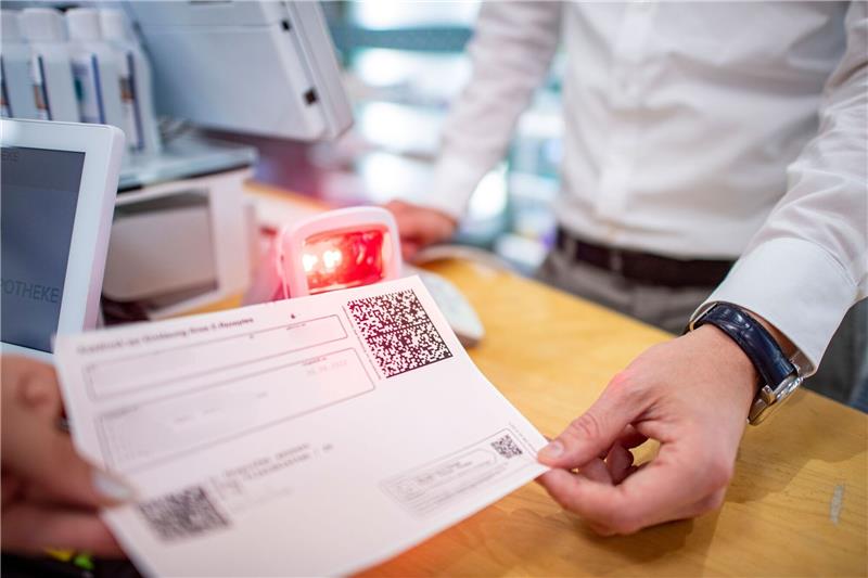 Lauterbach: E-Rezept kommt vom 1. Juli an Ein Apotheker scannt den QR-Code eines E-Rezepts ein.