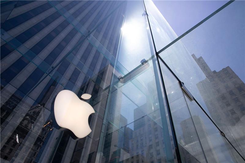 Apple-Zulieferer schaffen fast 50.000 Jobs in Indien Ein Apple Store auf der Fifth Avenue. Apple-Zulieferer setzen nach Regierungsangaben bei der iPhone-Produktion neben China zunehmend auch auf Indien als Standort.
