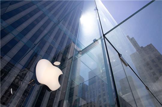 Ein Apple Store auf der Fifth Avenue. Apple-Zulieferer setzen nach Regierungsangaben bei der iPhone-Produktion neben China zunehmend auch auf Indien als Standort.