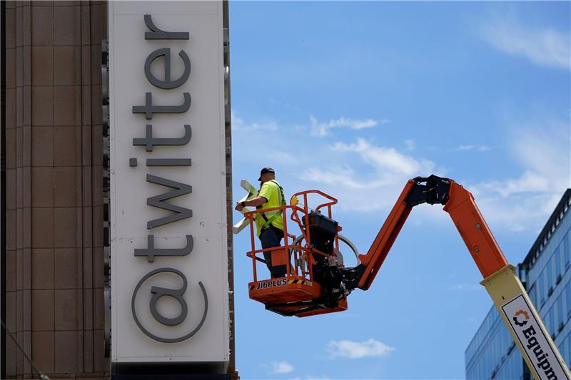 Musk macht mit Umbenennung von Twitter weiter Ein Arbeiter am Gebäude der Twitter-Zentrale in San Francisco.