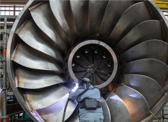 Ein Arbeiter an einer Wasserturbine. Die deutsche Wirtschaftsleistung könnte dem Internationalen Währungsfonds zufolge in diesem Jahr leicht sinken.