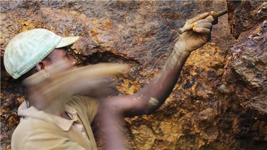 Ein Arbeiter in einer Mine im Ostkongo. (Archivbild)