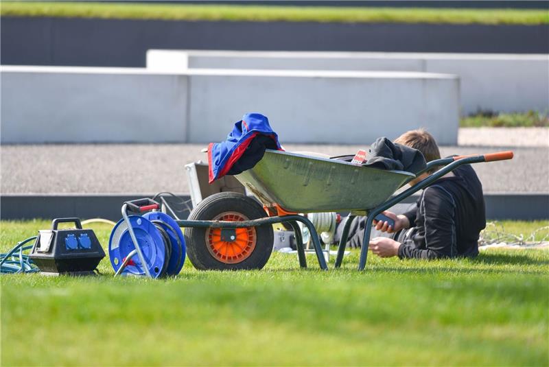 Familienunternehmer lehnen Siesta für Beschäftigte ab Ein Arbeiter legt auf dem Gelände der Landesgartenschau eine Pause ein. Amtsärzte regen angesichts hoher Temperaturen im Sommer die Einführung einer Siesta-Arbeitsweise an.