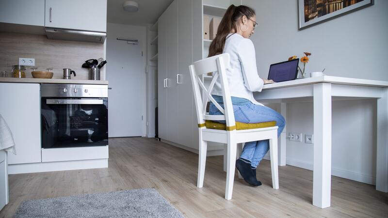 Gute Gewohnheiten: 5 Strategien, um besser zu arbeiten Ein Arbeitsplatz in der Küche verleitet zu Überstunden.
