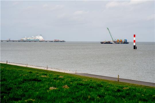 Ein Arbeitsschiff ist während der Bauarbeiten für einen Anleger, der für ein zweites LNG-Terminal in Wilhelmshaven benötigt wird, im Einsatz. n»)
