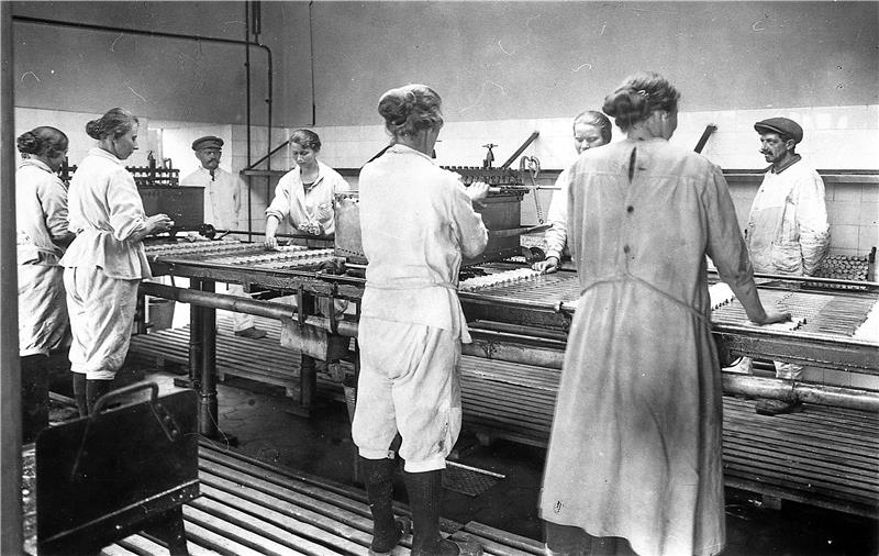 Ein Archivfoto von der Fließbandproduktion der „ersten Stunde“ in der ersten Hälfte des vergangenen Jahrhunderts bei den Mitteldeutschen Sprengstoffwerken Miedziankit.  Archivfoto: MSW Chemie