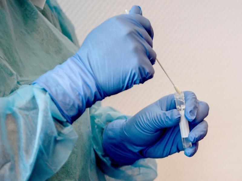Ein Arzt macht einen Abstrich für einen Corona-Test. Foto: Britta Pedersen/dpa-Zentralbild/Symbolbild