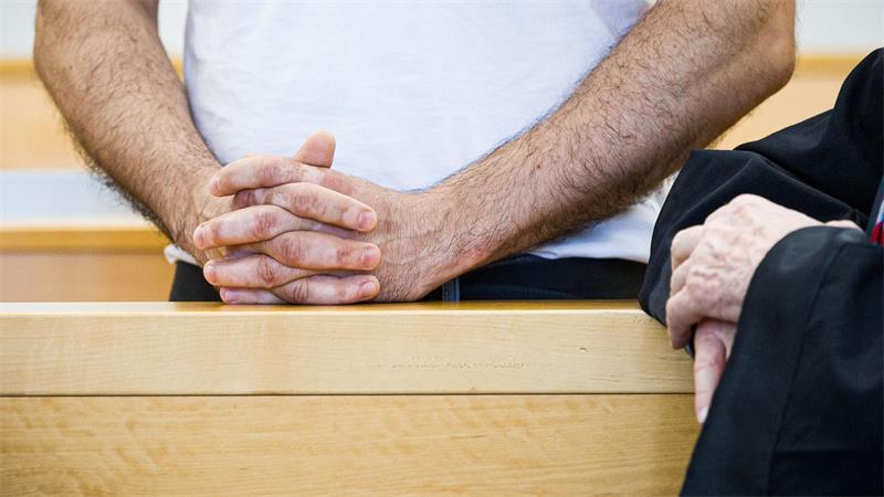 Ein Arzt soll Patienten getötet haben - unter Tränen verteidigt er sich gegen die Vorwürfe. (Archivbild)