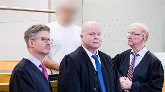 Ein Arzt steht wegen einer Mordanklage vor Gericht - das Landgericht Hannover hob den Haftbefehl nun auf. (Archivbild)