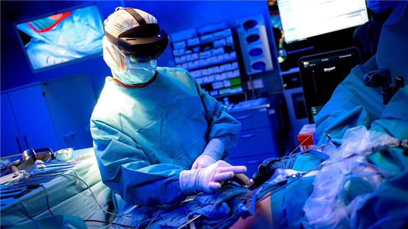 Medizin der Zukunft - ein Blick in einen besonderen OP Ein Arzt überprüft virtuelle Aufnahmen der Leber während einer Operation.