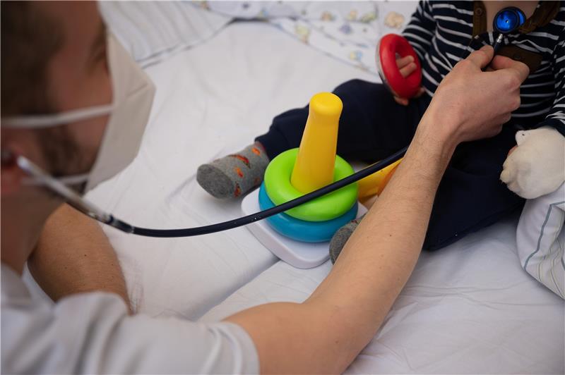 Kein zweiter Kinderarzt für Bad Harzburg Ein Arzt untersucht ein Kind. Insbesondere Zugezogene hätten es schwer, bei der Harzburger Kinderarztpraxis noch aufgenommen zu werden. Symbolbild: Sebastian Gollnow/dpa