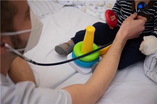 Ein Arzt untersucht ein Kind. Insbesondere Zugezogene hätten es schwer, bei der Harzburger Kinderarztpraxis noch aufgenommen zu werden. Symbolbild: Sebastian Gollnow/dpa